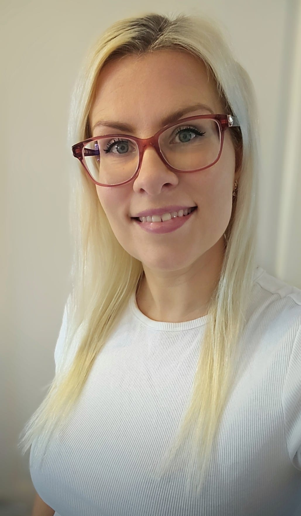 Susanna Kassala, luotettava kotiavun tarjoaja Kotkassa, hymyilee lämpimästi kameralle.